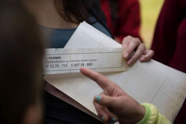 Nur wer die richtigen Koordinaten einträgt, findet den Weg zum Schatz des Hettbergs.&lt;br&gt;Foto: LWL 