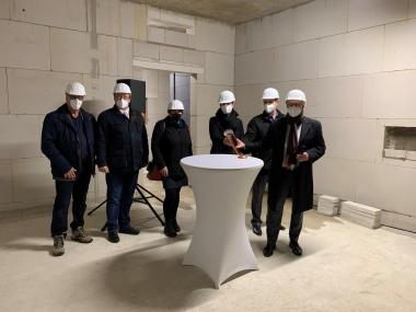 Die Dortmunder Mitglieder der Landschaftsversammlung, Rüdiger Schmidt, Norbert Ostermann, Anja Kirsch, LWL-Schuldezernentin Birgit Westers, Matthias Gundler, Leiter des LWL-Bau- und Liegenschaftsbetriebs, und LWL-Direktor Matthias Löb (v.l.n.r.) geben den Startschuss für den neuen Bauabschnitt am LWL-Förderschulzentrum in Dortmund.&lt;br&gt;Foto: LWL 