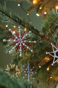 Sterne für den Christbaum können Kinder in der Glashütte Gernheim basteln.&lt;br&gt;Foto: LWL / Holtappels 