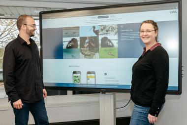 Museumsdirektor Dr. Jan Ole Kriegs und Dr. Britta Linnemann von der NABU-Naturschutzstation Münsterland freuen sich über den erfolgreichen &quot;Bioblitz - Münster gegen Salzburg&quot;.&lt;br&gt;Foto: LWL/Steinweg 