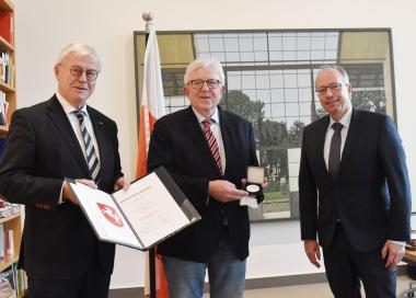 Klaus Baumann (l.) und LWL-Direktor Matthias Löb (r.) überreichten Hans-Joachim Kayser die Freiherr-vom-Stein-Medaille und die dazugehörige Urkunde.<br>Foto: LWL