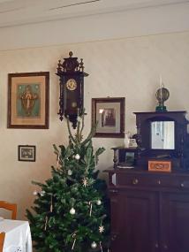 Die Familienführung im Textilwerk fällt coronabedingt aus. Für Weihnachtsstimmung sorgt dennoch ein festlich geschmückter Baum im Arbeiterhaus.<br>Foto: LWL / Berens