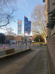 Flagge für jüdisches Leben und gegen Antisemitismus am LWL-Landeshaus Münster.<br>Foto: Anja Tomasoni