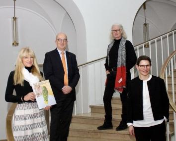 LWL-Kulturdezernentin Dr. Barbara Rüschoff-Parzinger (l.) und die beiden Graugold-Herausgeberinnen Prof. Dr. Elisabeth Timm (r.) und Christiane Cantauw (2.v.r.) freuen sich über die Zusammenarbeit mit Gerd Meyer-Schwickerath von der Stiftung Westfalen-Initiative, die das westfälische Kulturmagazin "Graugold" finanziell unterstützt.<br>Foto: Stiftung Westfalen-Initiative/ Esser