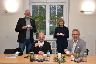 In der LWL-Klinik Münster gibt es nur noch Bio-Fairtrade-Kaffee: Davon überzeugten sich (v. l.) Thomas Voß (Kaufmänni-scher Direktor der LWL-Klinik Münster), Markus Lewe (Oberbürgermeister der Stadt Münster), Susanne Rietkötter (Steue-rungsgruppe Fairtradetown Münster), Michael Radau (Vorstand der SuperBioMarkt AG).<br>Foto: Sibylle Kaufhold/LWL