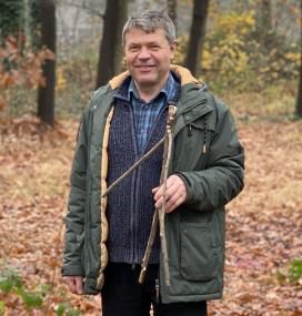 Waldpädagoge Konrad Staschenuk kennt sich in der Natur bestens aus.<br>Foto: LWL/Staschenuk/Seifert