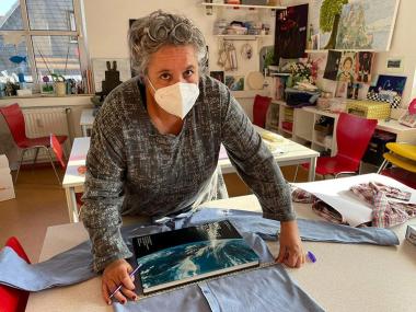 Kreativtherapeutin Carmen Obermeier nimmt mit dem Buch, das verschenkt werden soll, Maß.<br>Foto: LWL