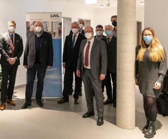 v.l.n.r.: Timo Siebert (kaufmännischer Direktor der LWL-Klinik Gütersloh), Prof. Dr. Klaus-Thomas Kronmüller (Ärztlicher Direktor der LWL-Klinik Gütersloh), Klaus Baumann (Vorsitzender der LWL-Landschaftsversammlung), Prof. Dr. Meinolf Noeker (Krankenhausdezernent), Matthias Löb (LWL-Direktor), Urs Fabian Frigger (Baudezernent), Arnold Weßling (CDU-Sprecher GKA), Thorsten Schmolke (stellvertretender Bauausschuss-Vorsitzender, Bündnis 90/Die Grünen), Berit Seidel (FDP)<br>Foto: LWL