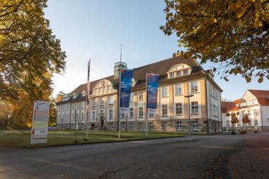 LWL-Klinikum Gütersloh, Zufahrt Hermann-Simon-Straße<br>Foto: LWL/Sallermann