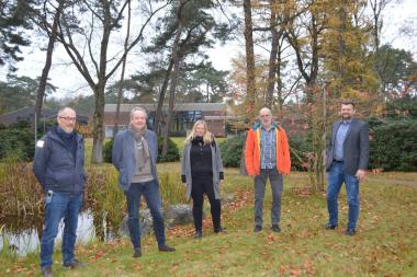 Michael Ries (Qualitätsmanagement), Dr. Rüdiger Haas (Ärztlicher Direktor), Kristin Assmann (Pflegedirektorin), Ulrich Hüwener (Qualitätsmanagement) und Dr. Daniel Napieralski-Rahn (Kaufmännischer Direktor) aus der LWL-Klinik Marl-Sinsen freuen sich über die erfolgreiche Zertifizierung.<br>Foto: LWL/Seifert