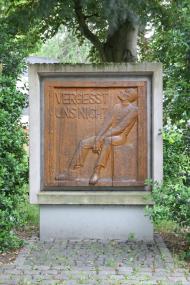 Das Mahnmal an der Südstraße in Hamm besteht aus dem Holzrelief von 1952 und der später ergänzten Betonrahmung.<br>Foto: LWL