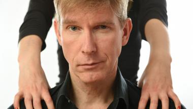 Unter dem Titel "Es lockt das Weib - doch bockt der Leib!" hält Peter Vollmer dem Publikum einen humoristischen Spiegel vor.<br>Foto: Künstler