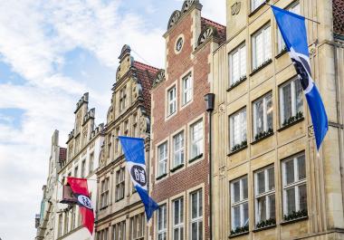 34 Flaggen des US-amerikanischen Künstlers Matt Mullican schmücken den Prinzipalmarkt in Münster.<br>Foto: LWL / Hanna Neander