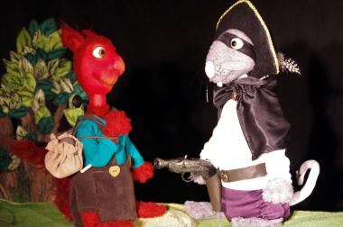 Räuber Ratte fordert die Herausgabe des Proviants.<br>Foto: Puppentheater Pulcinella