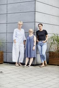Mutter Karin van Eyk, Tochter Hannah van Eyk und Betreuerin Svea-Maria Hielscher (v.l.) arbeiten eng zusammen.<br>Foto: LWL