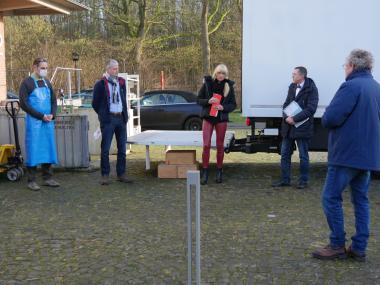 Im Rahmen eines Pressetermins geben die Expert:innen der LWL-Archäologie vor dem Transport nach Schleswig-Holstein nochmals alle Daten und Fakten zum mittelalterlichen Bootswrack aus der Lippe bekannt. Von links nach rechts: Werkstattleiter der Restaurierung Sebastian Pechtold, Außenstellen-Leiter Olpe Prof. Michael Baales, LWL-Kulturdezernentin Dr. Barbara Rüschoff-Parzinger, Direktor der LWL-Archäologie Prof. Michael M. Rind.<br>Foto: LWL-Archäologie/S. Michalski