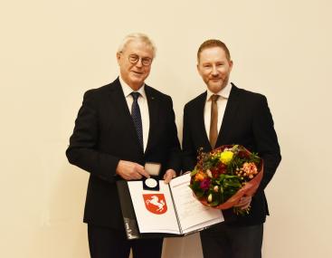 Klaus Baumann, Vorsitzender der LWL-Landschaftsversammlung (links), überreicht Stephen Paul die Freiherr-vom-Stein-Medaille in Silber.<br>Foto: LWL