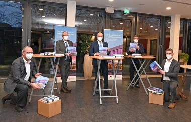 Freuen sich über den druckfrischen Bildband "Der Kreis Steinfurt in 100 Fotomotiven": (v. l.)  Prof. Dr. Markus Köster, Leiter LWL-Medienzentrum für Westfalen, Matthias Löb, LWL-Direktor, Dr. Martin Sommer, Landrat des Kreises Steinfurt, Stephan Sagurna, Fotograf LWL-Medienzentrum und Tilman Fuchs, Dezernent für Schule, Kultur, Sport, Jugend und Soziales des Kreises Steinfurt.<br>Foto: Kreis Steinfurt/Dorothea Böing