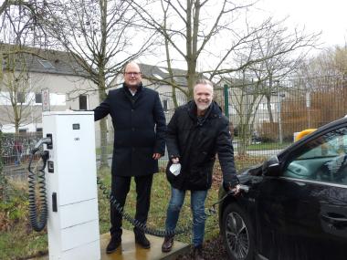 Prof. Dr. Jens Bothe, Kaufmännischer Direktor (l.), und Thomas Job, Leiter der Abteilung Dienstleistungen der LWL-Kliniken Dortmund und Hemer an einer der neuen Elektro-Tanksäulen.<br>Foto: LWL/Herstell