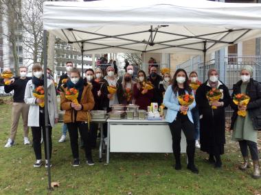 Nach der feierlichen Zeugnisübergabe gab es -mit Abstand- Hotdogs im Garten der LWL-Akademie.<br>Foto: LWL/Herstell
