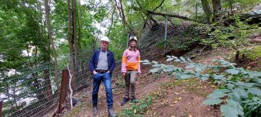 Prof. Michael Baales und Stella bei der Ausgrabung an der Blätterhöhle.<br>Foto: LWL-Archäologie/S. Görtz