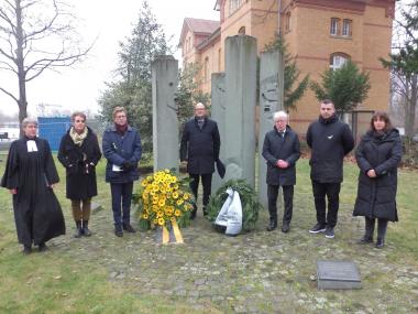 Klinikpfarrerin Anke Thimm, Pflegedirektorin Yvonne Auclair, Ärztlicher Direktor Prof. Hans-Jörg Assion, Kaufmännischer Direktor Prof. Jens Bothe, BVB-Präsident Dr. Reinhard Rauball, Daniel Lörcher (Leiter Corporate Responsibility/BVB), Sarah Hartwich (Leiterin Borusseum)<br>Foto: LWL/Herstell