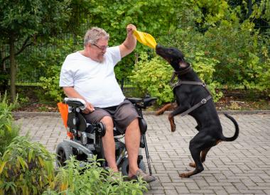 Mischa Henschke spielt gerne mit dem Dobermann "Tabu" im Garten.<br>Foto: Henrike Hochschulz 