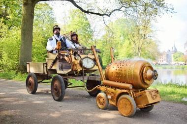 Zurück in die Zukunft: "Professor Abraxo" unterwegs mit einem futuristischen Gefährt.<br>Foto: Marc Mense