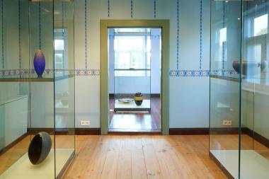 Blick in die Sonderausstellung "Glas und Kunst" im Herrenhaus.<br>Foto: LWL / Hübbe