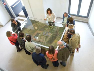 Das Modell im Treppenhaus des Museums macht deutlich, wo und wie die Augustiner-Chorherren einst gelebt haben.<br>Foto: LWL/Axel Thünker