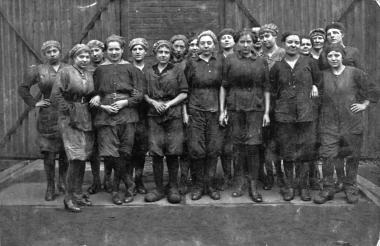 Gruppe junger Arbeiterinnen in einem Bergwerk, um 1916.<br>Foto: LWL