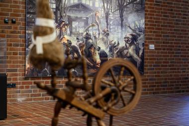 Blick in die Ausstellung "Vom Schuften und Chillen" mit dem Gemälde "Die Krupp'schen Teufel" von Henrich Kley (1912/13). Es zeigt eine bizarre Szene von der Arbeit in der Gussstahlfabrik von Krupp in Essen.<br>Foto: LWL/Gehrmann 
