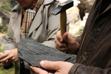 Bei der Geologieführung erkunden Besucher:innen Bodenschätze wie Kohle, Schieferton und Sandstein.<br>Foto: LWL/Linke