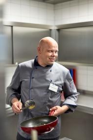 Thomas Kviring ist Koch beim Lippischen Kombi-Service, einem Inklusionsunternehmen in Ostwestfalen.<br>Foto: LWL