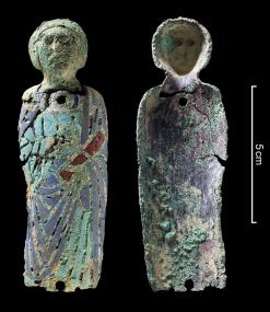Emailbeschlag des heiligen Petrus, gefunden in Attendorn. Ein seltener, hochmittelalterlicher Sondenfund.<br>Foto: LWL-Archäologie für Westfalen/T. Poggel