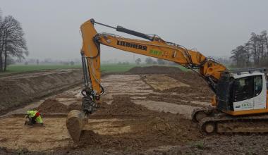 An der A2 bei Hamm rollt seit einiger Zeit der Bagger - doch vor dem Windrad sind erst einmal die Archäolog:innen dran.<br>Foto: LWL-Archäologie/M. Baales