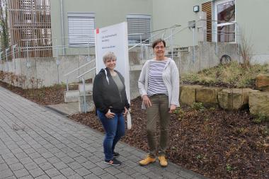 Patricia Fels und Kathrin Rittmeier (von links) vor dem Wohnhaus Büren des LWL-Wohnverbundes Marsberg. Beide freuen sich über die gute Nachbarschaft. <br>Foto: LWL