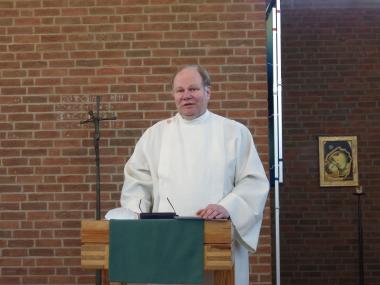 Seelsorger Markus Simon hat die Kolleginnen und Kollegen aus der LWL-Klinik Dortmund spontan zu einem kurzen Gottesdienst eingeladen.<br>Foto: LWL/Herstell