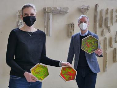 Prima verlaufen: Welche Kunstwerke beim Pouring - einer von 16 Mitmach-Stationen am Tag des Schweigens im Kloster Dalheim - entstehen können, zeigen Museumsführerin Katrin Weidemann und Museumsdirektor Dr. Ingo Grabowsky.<br>Foto: LWL/Kristina Schellenberg