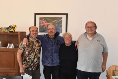 Karsten Rybiak und Siegbert Kei leben seit über zehn Jahren mit ihren Gasteltern Rosemarie und Dirk Lange zusammen (v.l.). <br>Foto: LWL