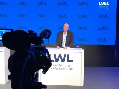 LWL-Maßregelvollzugsdezernent Tilmann Hollweg eröffnete die Eickelborner Fachtagung zu Fragen der Forensischen Psychiatrie aus einem Studio in Soest.<br>Foto: LWL/Schulte-Fischedick
