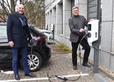 Freuen sich über die neun öffentlichen Ladepunkte an der Karlstraße in Münster: Dr. Georg Lunemann (l.), Erster Landesrat und Kämmerer des LWL, und Bodo Strototte, Geschäftsführer der WLV.<br>Foto: LWL