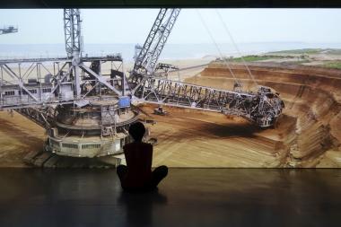 In seiner audiovisuellen Installation "Slow Violence" zeigt Joanie Lemercier in monumentalen Drohnenaufnahmen die landschaftliche Zerstörung durch den Braunkohlentagebau im rheinischen Revier.<br>© Studio Joanie Lemercier
