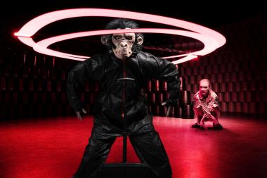 Im Stück "2186 - Nemesis" des Tanztheaters 55+ aus Solingen geht es um den Klimawandel und das Überleben der Menschheit. Vorstellung in Hattingen am Sonntag (13.) um 18 Uhr. Der Eintritt ist frei.<br>Foto: Tanztheater 55+ / Stephan Häger