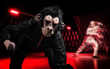 Im Stück "Nemesis" des Tanztheaters 55+ aus Solingen geht es um den Klimawandel und das Überleben der Menschheit.<br>Foto: Tanztheater 55+ / Stephan Häger