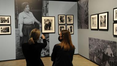 Die neue Sonderausstellung auf der Zeche Zollern zeigt viele bislang unveröffentlichte Fotografien des Dortmunder Fotografen und Schriftstellers Erich Grisar.<br>Foto: LWL/Appelhans 