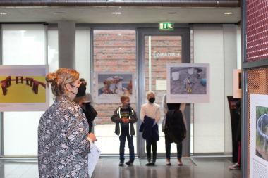 Museumsleiterin Dr. Doreen Mölders begrüßt Pressevertreter und Teilnehmen zum Preview der Café-Ausstellung "Clonehenge".<br>Foto: T. Malter