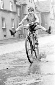 Auch, wenn das Wetter mal wieder "usselig" ist, lassen sich die Westfalen von grauen Regentagen nicht die gute Laune verderben. <br>Foto: LWL/Helmut Orwat [Nachlass]  