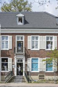 Gruppenporträt mit Handwerker:innen an der Villa Hecking in Neuenkirchen während der Sanierungsarbeiten des Gebäudes aus dem Jahr 1835. Aufnahme während der Renovierung, 2021.<br>Foto: LWL/Sagurna