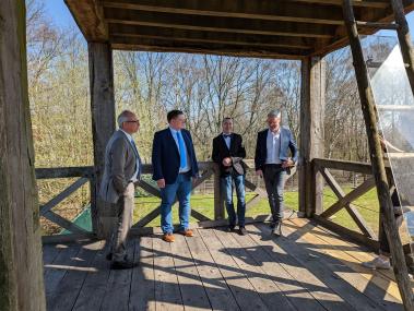LWL-Direktor Matthias Löb, Andreas Stegemann, Bürgermeister von Haltern am See, LWL-Chefarchäologe Prof. Dr. Michael Rind und Museumsleiter Dr. Josef Mühlenbrock (v.l.n.r.) auf der Römerbaustelle Also, wo aktuell ein neues römisches Wachhaus entsteht.<br>Foto: LWL/ S. Görtz